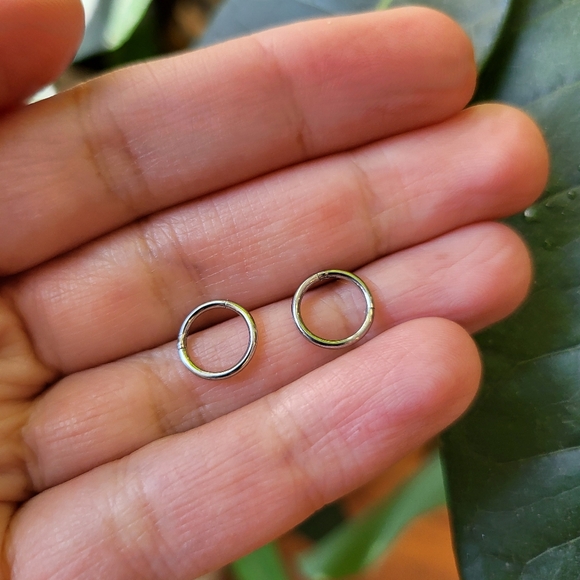 Solid Platinum Hoop Rings - Picture 4 of 5